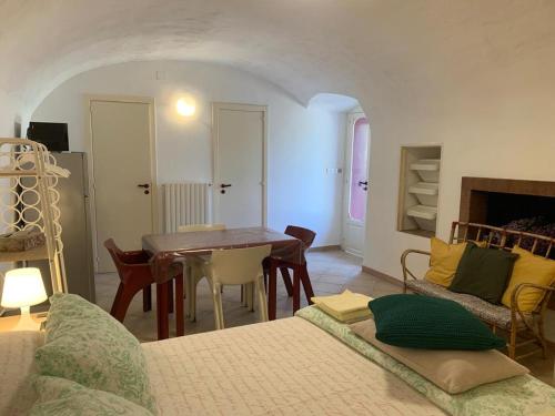 Dai colli al mare في Antonelli: غرفة معيشة مع سرير وطاولة