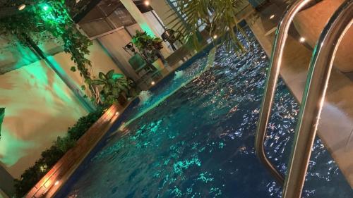 una vista dall'alto di una piscina in un hotel di APARTAMENTOS AMOBLADOS a Santa Marta