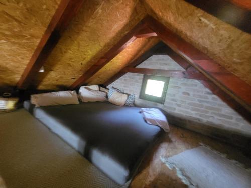 eine Aussicht auf ein Bett im Dachgeschoss in der Unterkunft Cottage in Apatin