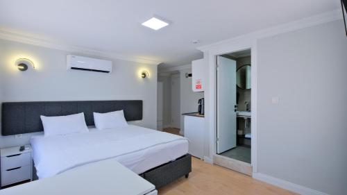 een hotelkamer met 2 bedden en een badkamer bij Centralflatsfethiye in Fethiye