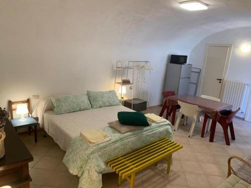 Dai colli al mare في Antonelli: غرفة نوم بسرير وطاولة ومطبخ