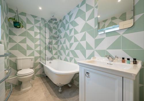 Premium Designer 4 Bedroom Home in Clifton - 3 Bathrooms & Cinema Room photo 54