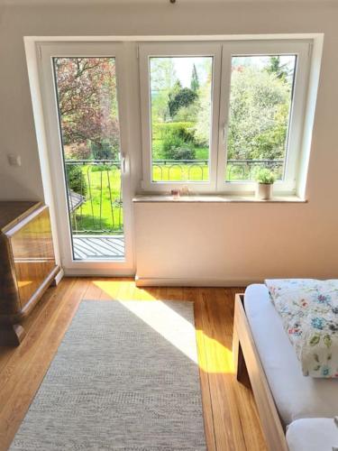 a living room with two windows and a couch at Schönes Ferienhaus, bis 6 Pers, zentral gelegen in Heide