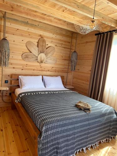 um quarto com uma cama e uma parede de madeira em Casa di Arte Wood House em Perşembe