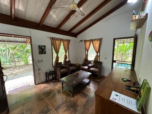 een woonkamer met een bank en een tafel bij Mono Azul Cahuita in Cahuita