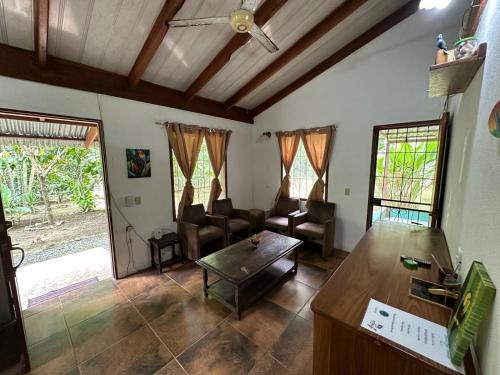 Posezení v ubytování Mono Azul Cahuita