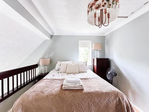 um quarto com uma cama e um lustre em Beautiful apartment in Guildford with parking em Send