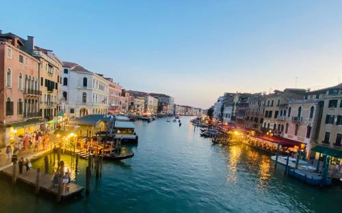 vista para um canal numa cidade à noite em Multiproprietà Venezia em Veneza