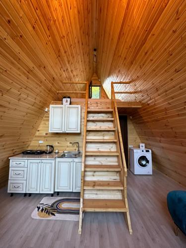 Una escalera en la cocina de una casa pequeña en Glacier Shoda, en Ghebi