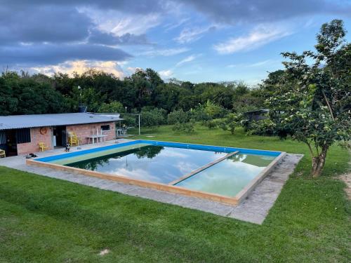 Monterrey的住宿－Centro agroecoturistico las heliconias，享有庭院游泳池的顶部景色