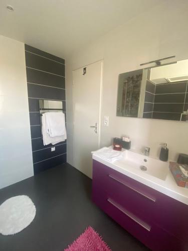 ห้องน้ำของ Chambre avec salle de bain privée dans maison