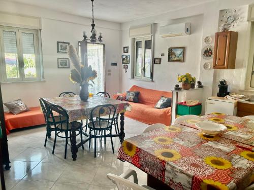 kuchnia i salon ze stołem i krzesłami w obiekcie Aromi di Sicilia Casa Vacanze w mieście Palermo