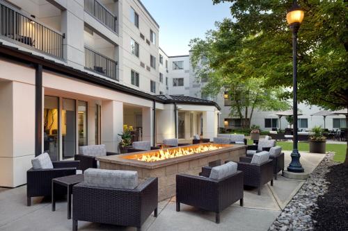 an outdoor seating area with a fire pit in a building at Courtyard Edison Woodbridge in Edison
