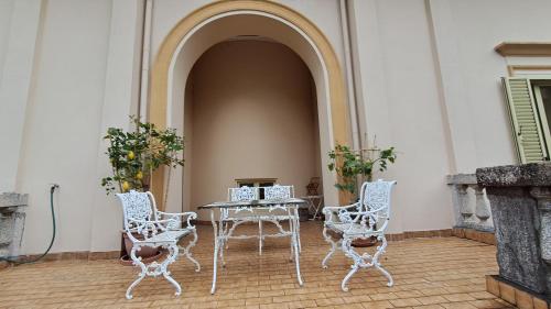 a table and chairs in a room with an archway at Villa Tessa in Ronciglione