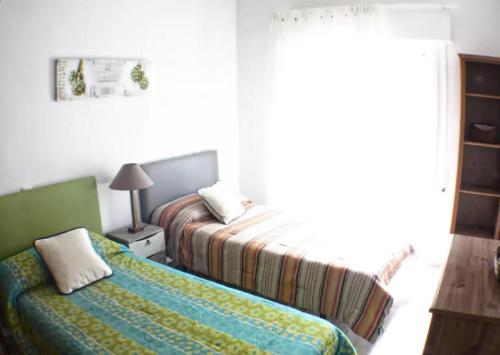 um quarto com uma cama e um sofá em Canteras Bliss em Las Palmas de Gran Canaria