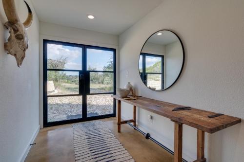 Fotografie z fotogalerie ubytování Fire Pit and Deck Secluded Dripping Springs Retreat v destinaci Dripping Springs