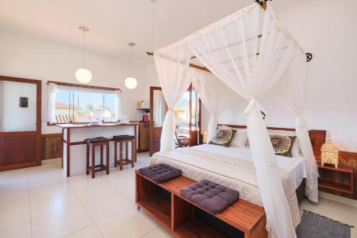 a bedroom with a bed with a mosquito net at Pousada Ubatuba Flats in Ubatuba