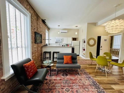 Kuchyň nebo kuchyňský kout v ubytování Bisbee Brownstone Suites