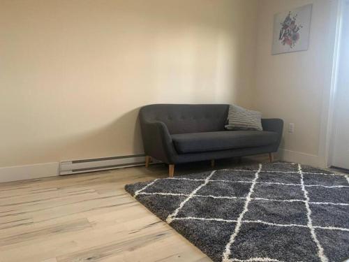 sala de estar con sofá y alfombra en 1 bedroom apartment, en Halifax