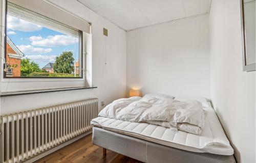 Säng eller sängar i ett rum på Nice Home In Hjer With House A Panoramic View