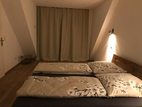 2 camas individuales en un dormitorio con ventana en Ferienhaus Kader en Eckernförde