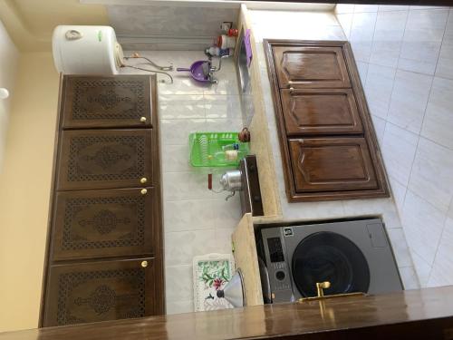 - une cuisine avec lave-linge et sèche-linge dans la chambre dans l'établissement kafam, à Meknès