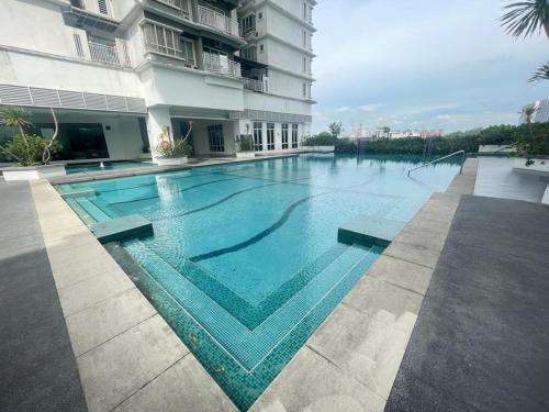 クアラルンプールにある10Pax 4 Room Hidden Gem Sri Petaling 3 min Bukit Jalil Stadiumの建物の前の大きなプール