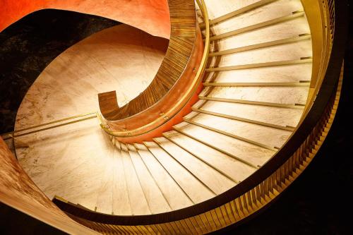 サンパウロにあるJW Marriott Hotel Sao Pauloの建物内の螺旋階段