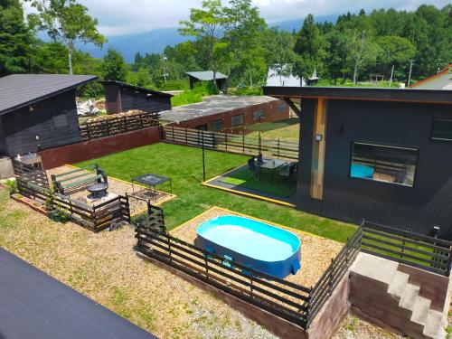 an overhead view of a backyard with a pool and a house at HIEDA SANSO in Otari