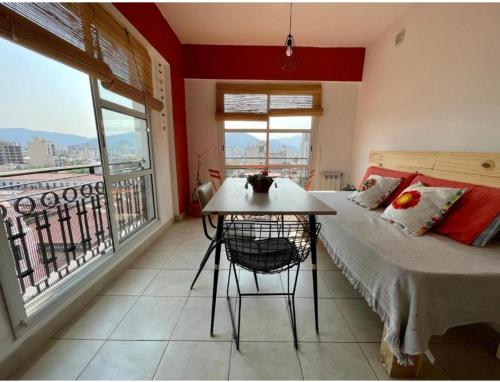 1 dormitorio con cama y mesa con vistas en Balcón de paz en Salta