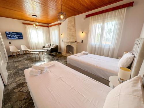 Postel nebo postele na pokoji v ubytování Magdalini House