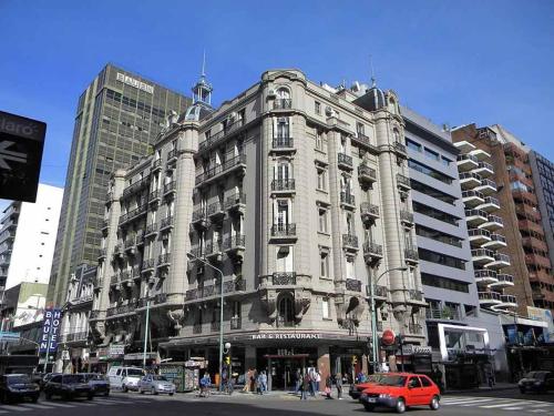 un gran edificio en la esquina de una calle de la ciudad en Apartment VICTORIA en Buenos Aires