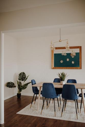 une salle à manger avec une table et des chaises bleues dans l'établissement Superbe appartement rénové - Salon de Provence, à Salon-de-Provence