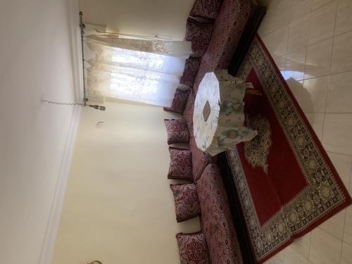 La salle de bains est pourvue d'un mur avec une fenêtre et une serviette. dans l'établissement kafam, à Meknès