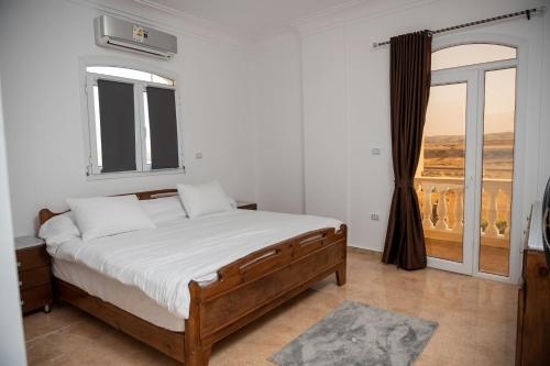 sunshine villa في سفاجا: غرفة نوم بسرير ونافذة كبيرة