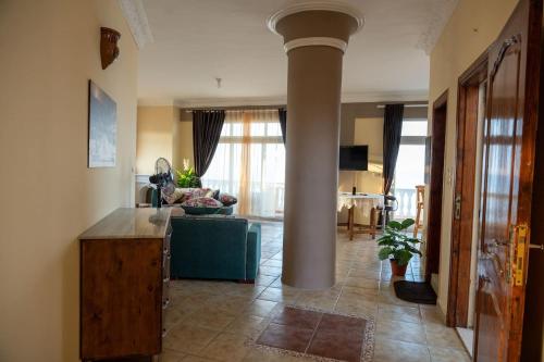 sunshine villa في سفاجا: غرفة معيشة مع عمود في منتصف الغرفة