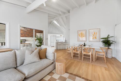 Χώρος καθιστικού στο Stylish & Central Coastal Apartment