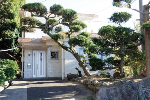 una casa con un árbol delante de ella en Watatsumi no Yado 1981 - Vacation STAY 55945v, en Iki