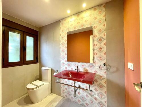 bagno con lavandino rosso e servizi igienici di Holiday home in Motril with private pool a Motril