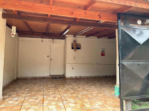 un garaje vacío con 2 puertas y techo de madera en CasaSil en Puerto Iguazú