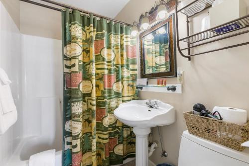 Koupelna v ubytování Historic Branson Hotel - Fisherman's Cove Room with King Bed - Downtown - FREE TICKETS INCLUDED