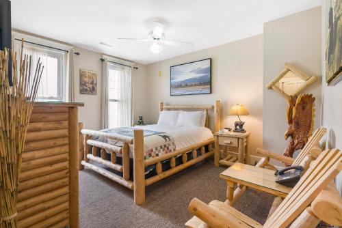um quarto com uma cama, uma mesa e cadeiras em Historic Branson Hotel - Hide-A-Way Room with Queen Bed - Downtown - FREE TICKETS INCLUDED em Branson