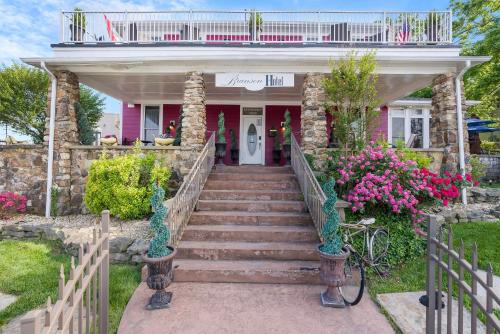 Gallery image of Historic Branson Hotel - Hide-A-Way Room with Queen Bed - Downtown - FREE TICKETS INCLUDED in Branson