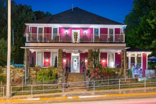 Gallery image of Historic Branson Hotel - Notebook Room with Queen Bed - Downtown - FREE TICKETS INCLUDED in Branson