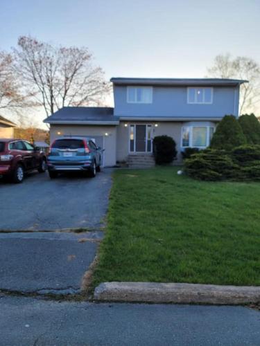 um carro estacionado em frente a uma casa em Serene em Halifax