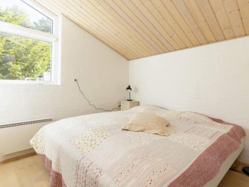 ein Schlafzimmer mit einem Bett in einem Zimmer mit einem Fenster in der Unterkunft Holiday home Esbjerg V X in Esbjerg