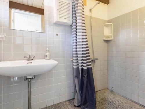 y baño con lavabo, espejo y ducha. en Holiday home Guldborg II en Guldborg