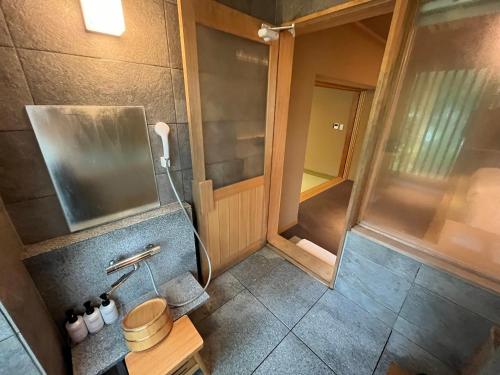 Salle de bains dans l'établissement Kuriya Suizan