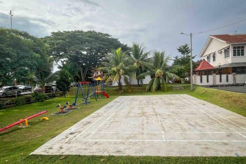 - une aire de jeux avec un court de tennis dans la cour dans l'établissement Homestay Desa (Bukit Baru, Melaka), à Malacca