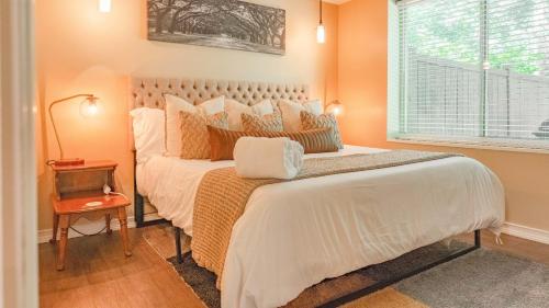a bedroom with a bed with orange walls and a window at Perfect Stay High Ceilings Huge Yard And Amenities in Birmingham